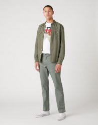 SPODNIE MĘSKIE WRANGLER TEXAS WREATH GREEN W121W3G29 112126234. Zielone spodnie materiałowe męskie Wrangler, bez wzorów, z materiału. Za 209.99 zł.