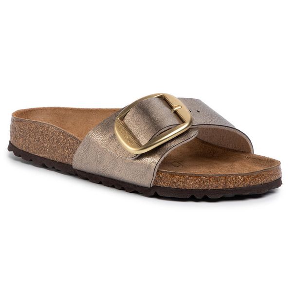 Klapki Birkenstock. Brązowe klapki damskie Birkenstock, bez wzorów, bez obcasa, bez zapięcia. Za 499.99 zł.