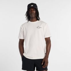 Koszulka męska New Balance MT61J9ICSST – biała. Białe koszulki sportowe męskie New Balance, m, bez wzorów, z dresówki, bez ramiączek. Za 169.99 zł.