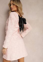 Różowa Elegancka Sukienka z Kokardą i Ozdobnymi Kwadratami Sadunna. Czerwone sukienki damskie Renee, do pracy, m, bez wzorów, biznesowe, bez kołnierzyka, bez ramiączek, mini, proste. Za 89.99 zł.