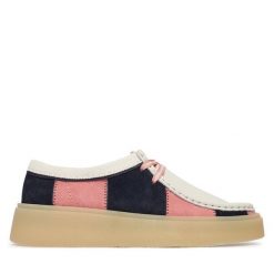 Półbuty Clarks. Półbuty damskie Clarks, bez wzorów, bez obcasa, na płaskiej podeszwie, bez zapięcia. Za 599.99 zł.