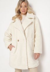 Jasnobeżowy Długi Płaszcz Futerko Dwurzędowe w Stylu Teddy Malwirae. Brązowe płaszcze damskie Born2be, l, bez wzorów, z futra, eleganckie, bez kołnierzyka, bez kaptura. Za 169.99 zł.