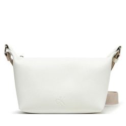 Torebka Calvin Klein Jeans. Białe listonoszki damskie Calvin Klein Jeans, bez wzorów, z jeansu, bez dodatków. Za 399.99 zł.