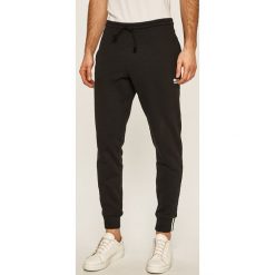 Adidas Originals - Spodnie. Czarne spodnie materiałowe męskie adidas Originals, bez wzorów, z bawełny. Za 229.90 zł.