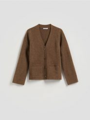 Kardigan z kieszeniami - brązowy. Brązowe kardigany damskie Reserved, l, bez wzorów, z dzianiny, bez kołnierzyka. Za 139.99 zł.