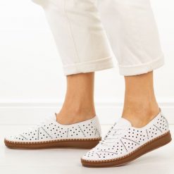 Białe skórzane półbuty damskie Filippo Dp6830/26. Białe półbuty damskie Filippo, na lato, bez wzorów, z jeansu, biznesowe, bez obcasa, bez zapięcia. W wyprzedaży za 192.72 zł.