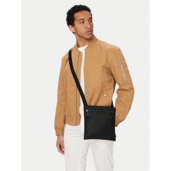 Saszetka BOSS. Czarne saszetki i nerki męskie Boss, bez wzorów. Za 449.99 zł.