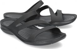 Crocs Crocs Swiftwater - Klapki Damskie - 203998 BLACK/BLACK 41/42. Czarne klapki damskie Crocs, bez wzorów, sportowe, bez obcasa, bez zapięcia. Za 157.33 zł.