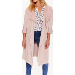 PŁASZCZ DAMSKI, LUŹNY. Czerwone płaszcze damskie TOP SECRET, na lato, bez wzorów, z tkaniny, bez kołnierzyka, bez kaptura. W wyprzedaży za 139.99 zł.