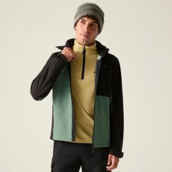 Męska kurtka Hewitts Softshell. Czarne kurtki sportowe męskie Regatta, m, bez wzorów, z materiału, z kapturem, trekkingowe. Za 395.50 zł.