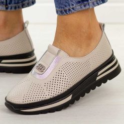 Beżowe ażurowe skórzane półbuty damskie S.Barski 7092. Brązowe półbuty damskie S.BARSKI, na jesień, w ażurowe wzory, z jeansu, casualowe, z okrągłym noskiem, bez obcasa, na płaskiej podeszwie, bez zapięcia. Za 249.00 zł.