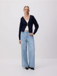 Jeansy wide leg ze średnim stanem - niebieski. Niebieskie jeansy damskie Reserved, bez wzorów, z bawełny. Za 179.99 zł.