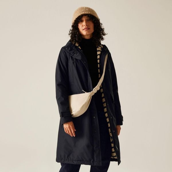 Kurtka damska przeciwdeszczowa Long Orla Kiely. Czarne kurtki sportowe damskie Regatta, bez wzorów, z puchu, bez ramiączek, bez kaptura, trekkingowe. Za 549.99 zł.