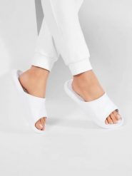 Klapki damskie Nike Victori One Shwer. Białe klapki damskie Nike, bez wzorów, z materiału, sportowe, bez obcasa, bez zapięcia. Za 262.00 zł.