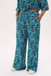 Spodnie "tropikalna energia" z kompletu Riva - wakacyjny styl, wygoda i lekkość PLUS SIZE XXL OVERSIZE. Spodnie materiałowe damskie Moda Size Plus Iwanek, na lato, bez wzorów, z jeansu, biznesowe, z podwyższonym stanem, plus size, krótkie. W wyprzedaży za 164.90 zł.