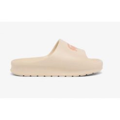 Klapki damskie Lacoste Serve Slide 2.0 na basen. Białe klapki damskie Lacoste, na lato, bez wzorów, z dresówki, sportowe, bez obcasa, bez zapięcia. Za 233.20 zł.
