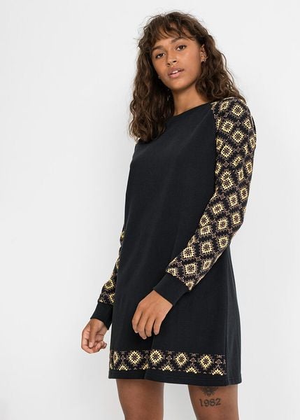 Sukienka dresowa z nadrukiem. Czarne sukienki damskie bonprix, bez wzorów, z dresówki, bez kołnierzyka, bez ramiączek. Za 139.99 zł.