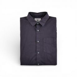 Klasyczna męska koszula bez wzorów. Fioletowe koszule męskie AIGLE, m, bez wzorów, klasyczne, bez kołnierzyka, bez ramiączek. Za 127.76 zł.