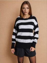 Sweter w paski z wiskozy - czarny. Czarne swetry nierozpinane damskie Sinsay, l, bez wzorów, z wiskozy, bez kołnierzyka, bez ramiączek. Za 59.99 zł.