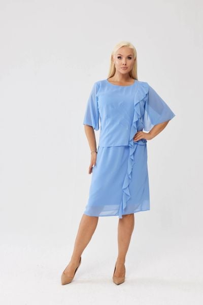 Sukienka Estelle w błękitnym kolorze - zwiewna szyfonowa kreacja PLUS SIZE XXL OVERSIZE JESIEŃ. Niebieskie sukienki damskie Moda Size Plus Iwanek, na imprezę, na jesień, l, bez wzorów, z elastanu, eleganckie, z asymetrycznym kołnierzem, plus size, bez ramiączek, midi, asymetryczne. Za 379.90 zł.