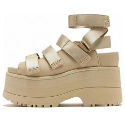 Damskie sandały GOLDENRISE SANDALS. Brązowe sandały damskie UGG, bez wzorów, bez obcasa, bez zapięcia. Za 649.25 zł.