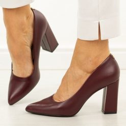 Bordowe pu czółenka damskie na słupku Sergio Leone Pb216. Czerwone czółenka damskie Sergio Leone, na jesień, bez wzorów, ze skóry, eleganckie, bez obcasa, na słupku, bez zapięcia. W wyprzedaży za 152.10 zł.