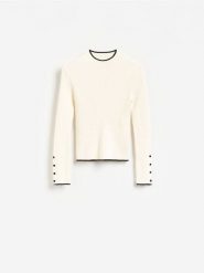 Sweter z ozdobnymi guzikami - kremowy. Białe swetry nierozpinane damskie Reserved, l, bez wzorów, z dzianiny, bez kołnierzyka, bez ramiączek. Za 119.99 zł.
