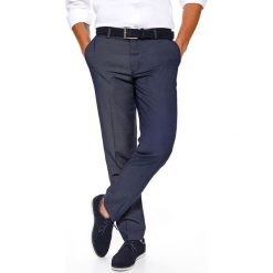 SPODNIE MĘSKIE ELEGANCKIE OD GARNITURU ZE STRUKTURALNEJ TKANINY. Eleganckie spodnie męskie TOP SECRET, bez wzorów, z tkaniny, eleganckie. W wyprzedaży za 69.99 zł.