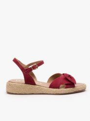 Bordowe sandały z kokardą. Czerwone sandały damskie Ryłko, bez wzorów, ze skóry, z okrągłym noskiem, bez obcasa, na płaskiej podeszwie, bez zapięcia. Za 399.99 zł.