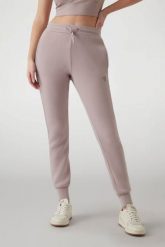 GUESS Dresowe damskie spodnie w kolorze taupe Allie Scuba, Rozmiar XS. Brązowe spodnie dresowe damskie Guess, z aplikacjami, z dresówki. W wyprzedaży za 209.99 zł.