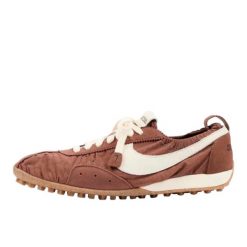 Nike Moon Shoe SP Jacquemus Fauna Brown. Brązowe klapki męskie Nike, bez wzorów, bez zapięcia. Za 1,923.16 zł.
