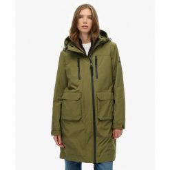 Parka damska z kapturem Superdry Longline. Zielone parki damskie Superdry, na zimę, bez wzorów, z kapturem. W wyprzedaży za 586.85 zł.