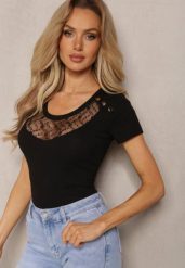 Czarna Bluzka z Bawełny Ozdobiona Złotymi Guzikami i Koronkową Wstawką Bernicia. Czarne bluzki damskie Renee, bez wzorów, z bawełny, eleganckie, bez kołnierzyka, bez ramiączek. Za 49.99 zł.