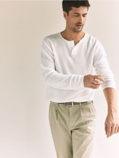 Sweter henley - biały. Białe swetry męskie Reserved, l, bez wzorów, z bawełny, bez kołnierzyka, bez ramiączek. Za 119.99 zł.