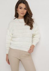 Jasnobeżowy Sweter o Krótkim Fasonie z Luźnymi Rękawami Hejlla. Brązowe swetry nierozpinane damskie Born2be, na jesień, bez wzorów, z materiału, bez kołnierzyka, bez ramiączek. Za 84.99 zł.
