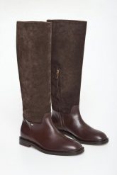 Kozaki damskie zamszowe BALDININI. Kozaki damskie Baldinini, bez wzorów, z zamszu, bez obcasa, bez zapięcia. Za 2,989.00 zł.