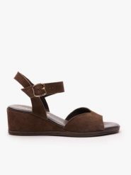 Ciemnobrązowe sandały na koturnie. Brązowe sandały damskie Ryłko, bez wzorów, ze skóry, z okrągłym noskiem, bez obcasa, na koturnie, bez zapięcia. Za 399.99 zł.