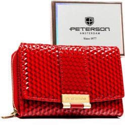 Czerwony, lakierowany portfel damski wykonany ze skóry ekologicznej o przestrzennej fakturze - Peterson. Czerwone portfele damskie Peterson, z lakierowanej skóry. Za 99.99 zł.