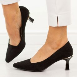 Czarne zamsz Polskie szpilki damskie Suzana 6030. Czarne szpilki damskie Suzana, bez wzorów, z zamszu, bez obcasa, na obcasie, bez zapięcia. Za 249.00 zł.