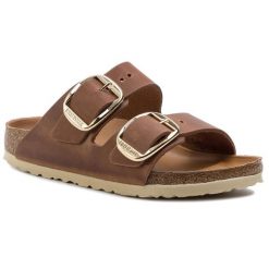 Klapki Birkenstock. Brązowe klapki damskie Birkenstock, bez wzorów, bez obcasa, bez zapięcia. Za 539.99 zł.