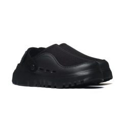 Klapki Ugg GoldenGlow 1166912-BLK. Czarne klapki męskie UGG, bez wzorów, z gumy, z okrągłym noskiem, bez zapięcia. Za 439.00 zł.