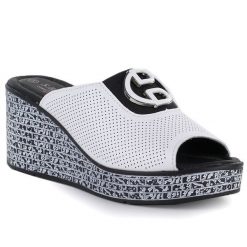 Skórzane klapki damskie na koturnie białe S.Barski 7012. Białe klapki damskie S.BARSKI, bez wzorów, ze skóry, bez obcasa, na koturnie, bez zapięcia. Za 189.99 zł.