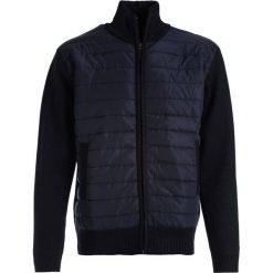 Granatowa Bluza Ankona. Niebieskie bluzy męskie Born2be, na jesień, l, bez wzorów, z dzianiny, bez ramiączek, bez kaptura. Za 99.99 zł.
