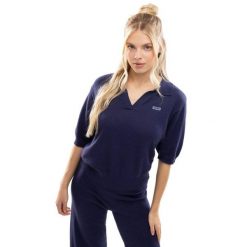 Damska koszulka polo z dzianiny Siroko IBZ Versa Navy. Niebieskie bluzki damskie SIROKO, bez wzorów, z dzianiny, biznesowe, bez kołnierzyka, bez ramiączek. Za 126.00 zł.