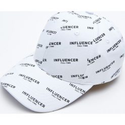 Czapka z nadrukiem Influencer - Biały. Białe czapki damskie House, bez wzorów. W wyprzedaży za 9.99 zł.