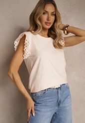 Jasnoróżowa Bawełniana Bluzka z Krótkim Rękawem z Ażurowej Falbanki Voanira. Czerwone bluzki damskie Renee, l, w ażurowe wzory, z bawełny, eleganckie, bez kołnierzyka, bez ramiączek. Za 39.99 zł.