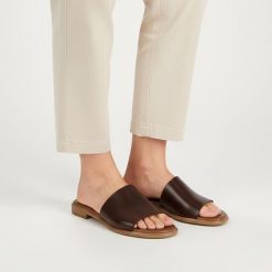 Klapki damskie Armodo, cholewka skóra naturalna model wsuwany odkryte palce płaska podeszwa lekka konstrukcja, brązowe, 40475. Brązowe klapki damskie Armodo, bez wzorów, ze skóry, bez obcasa, na płaskiej podeszwie, bez zapięcia. Za 269.00 zł.