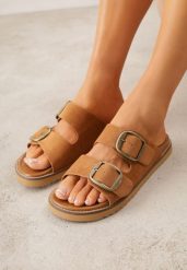 Jasnobrązowe Klapki VICES Ozdobione Dużymi Klamrami Jenniviane. Brązowe klapki damskie Renee, na lato, bez wzorów, z jeansu, eleganckie, bez obcasa, na płaskiej podeszwie, bez zapięcia. Za 99.99 zł.