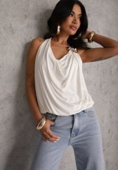 Biały Marszczony Top Halter z Łańcuszkiem i Kwiatem Przy Dekolcie Idivanna. Białe topy damskie Renee, m, bez wzorów, z jeansu, eleganckie, bez kołnierzyka, bez ramiączek. Za 109.99 zł.