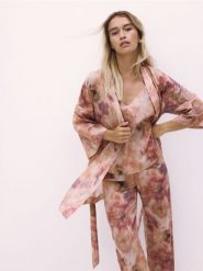 Wzorzysty szlafrok z paskiem - brzoskwiniowy. Pomarańczowe szlafroki damskie Reserved, l, bez wzorów, z bawełny, bez ramiączek, bez kaptura. W wyprzedaży za 79.99 zł.